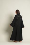 صورة An abaya made of flowing fabric