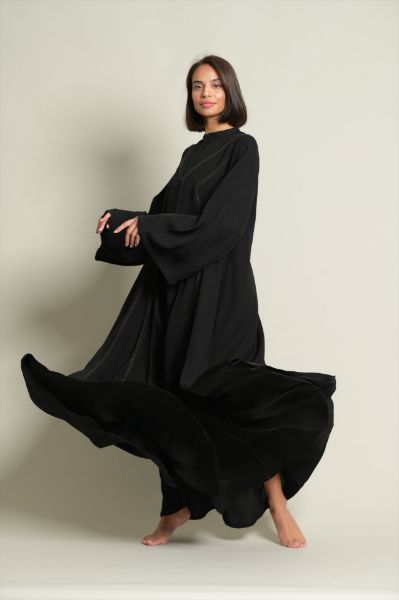 صورة Plain abaya with inserted lines.