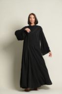 صورة Plain abaya with inserted lines.