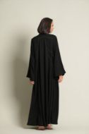 صورة Plain abaya with inserted lines.