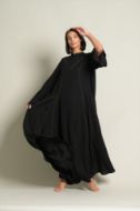 صورة Plain abaya with inserted lines.